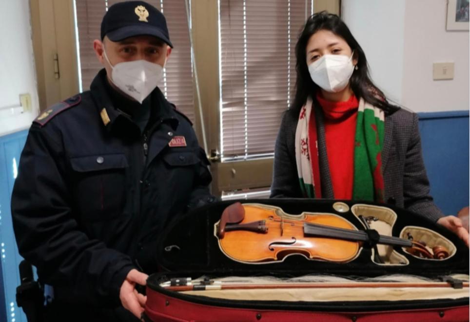 Il violino riconsegnato a Maria Jacaranda Lobo Maradiaga