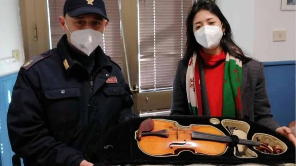 Il violino riconsegnato a Maria Jacaranda Lobo Maradiaga