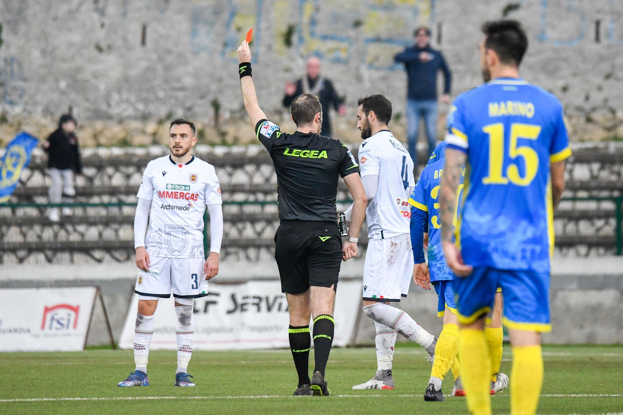 Il Modena batte il Cesena grazie a un rigore e scavalca la Reggiana in vetta alla classifica   