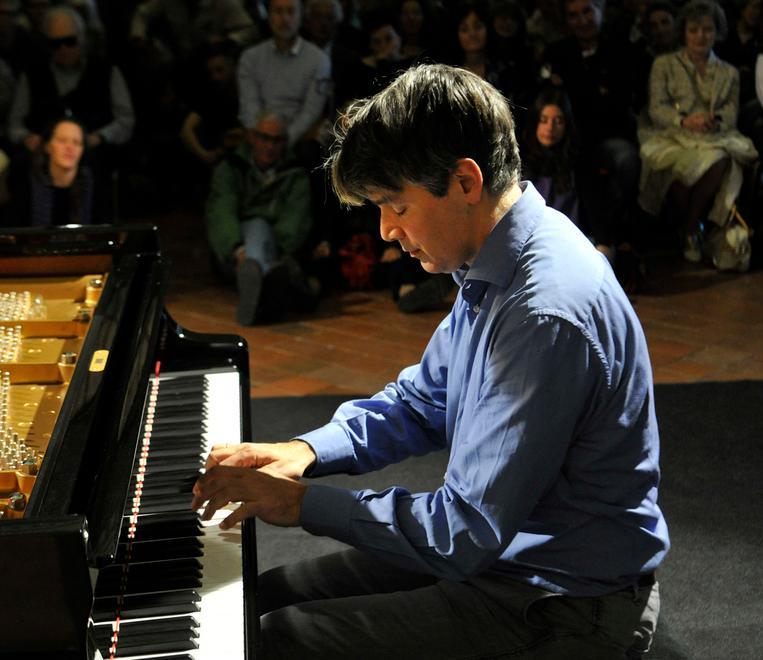 Un’esibizione al pianoforte di Pietro De Maria che venerdì sarà protagonista a Montemurlo