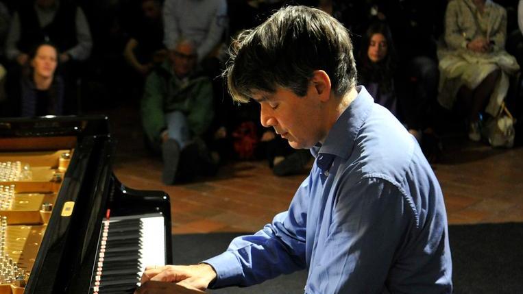 Un’esibizione al pianoforte di Pietro De Maria che venerdì sarà protagonista a Montemurlo