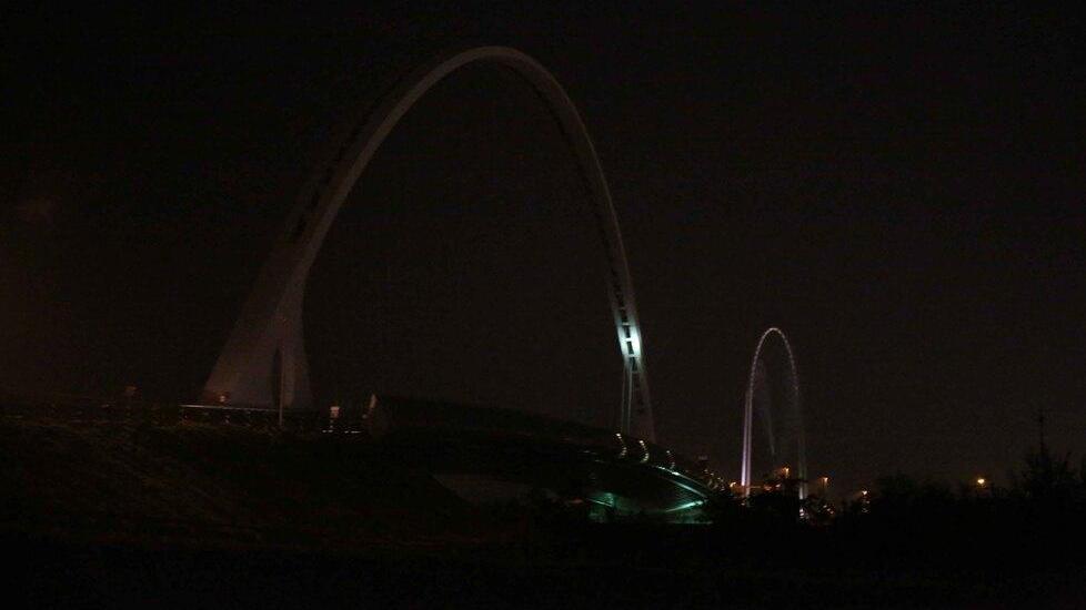 Reggio spegne le luci ai suoi monumenti. Il sindaco: «Preoccupati dal caro bollette»