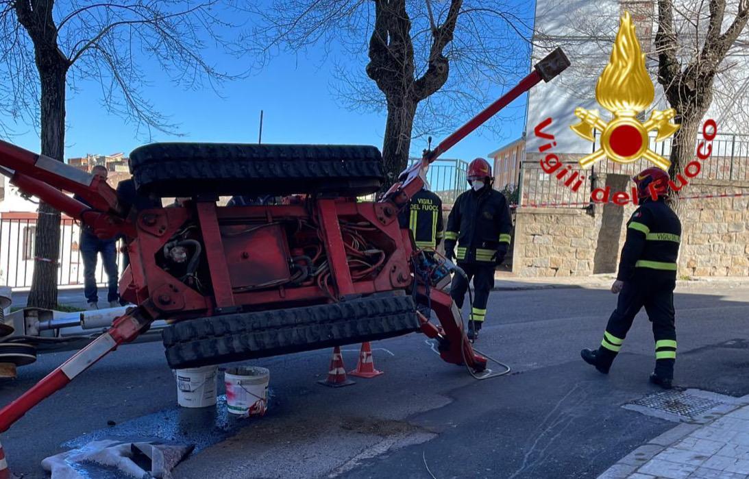 Nuoro, elevatore si rovescia e cade al suolo: feriti due operai