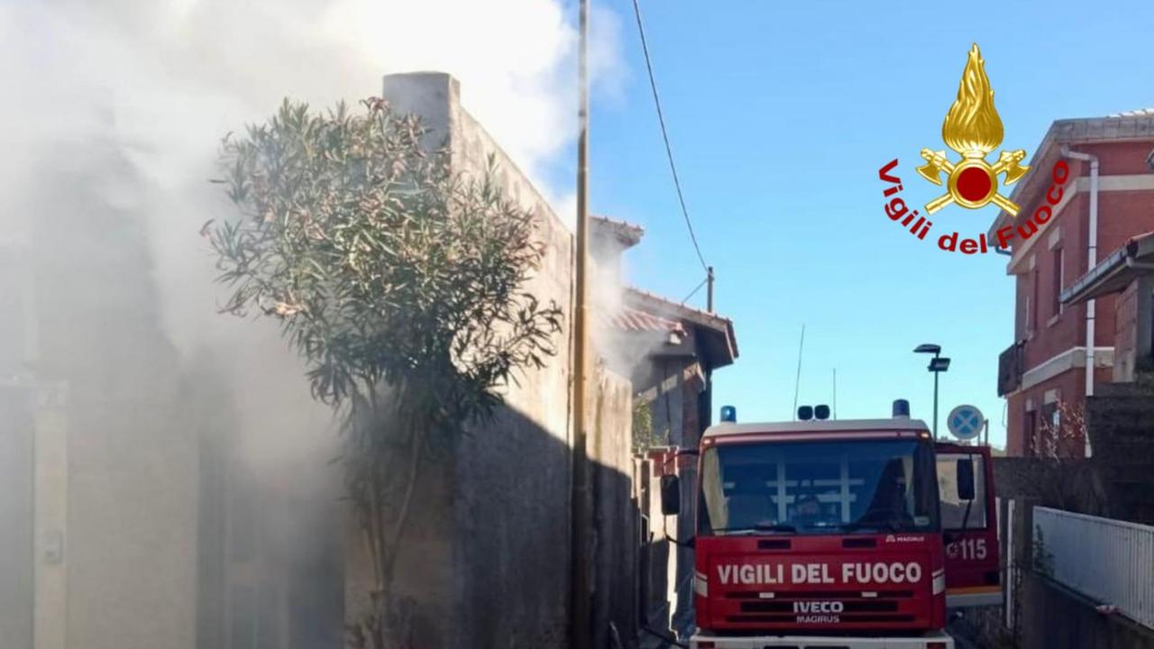 Mandas, incendio in uno scantinato: pronto intervento dei vigili del fuoco