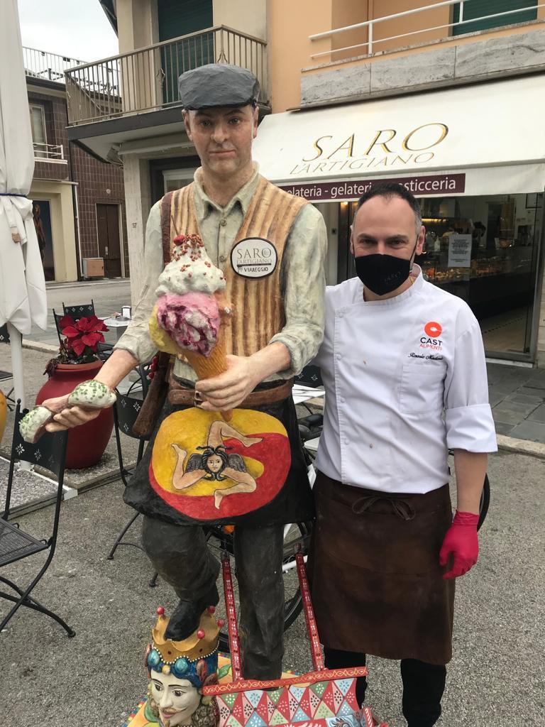 Carnevale di Viareggio, polemica in Passeggiata per il negozio con la statua e la lupara: «Solo tradizione» 
