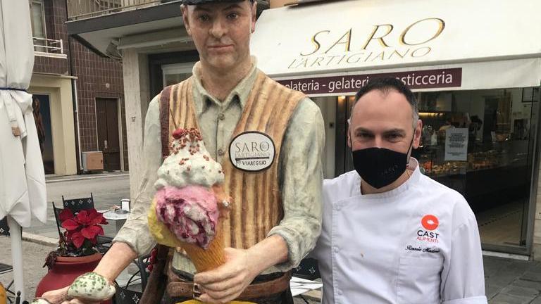 Carnevale di Viareggio, polemica in Passeggiata per il negozio con la statua e la lupara: «Solo tradizione»