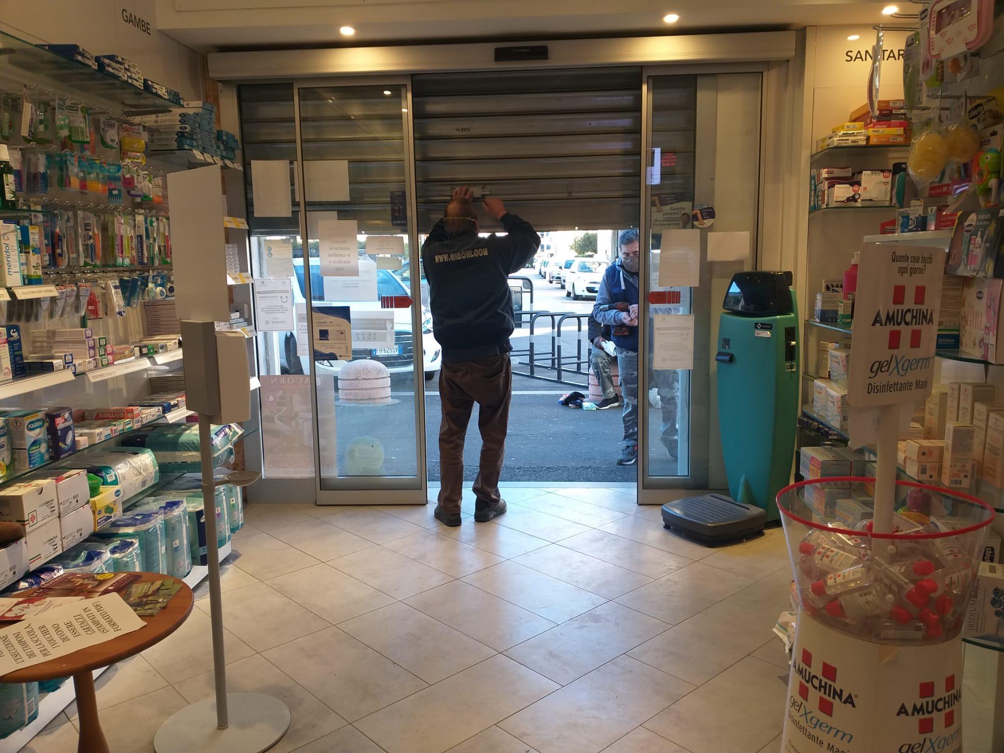 Le riparazioni nella farmacia di via Donnini