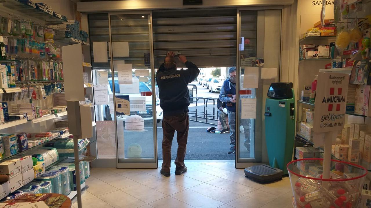 Le riparazioni nella farmacia di via Donnini