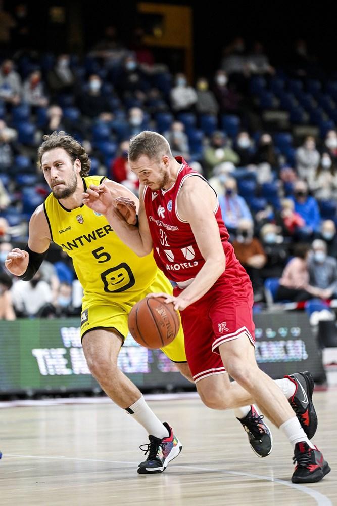 L'ala Olisevicius in difficoltà nel match ad Anversa (Foto Fiba)