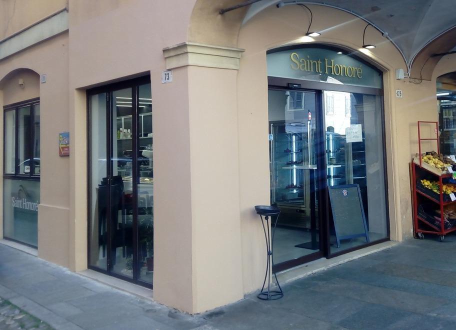 Modena, ruba la cassa in pasticceria e ferisce gli agenti 