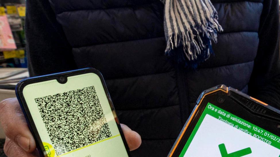 Arzachena, la denuncia di un padre: «Date subito il green pass a mia figlia»