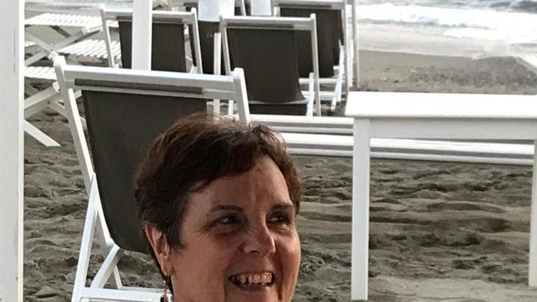 Pietrasanta in lutto, muore a 60 anni dopo un malore: «Stefania aveva un sorriso per tutti»