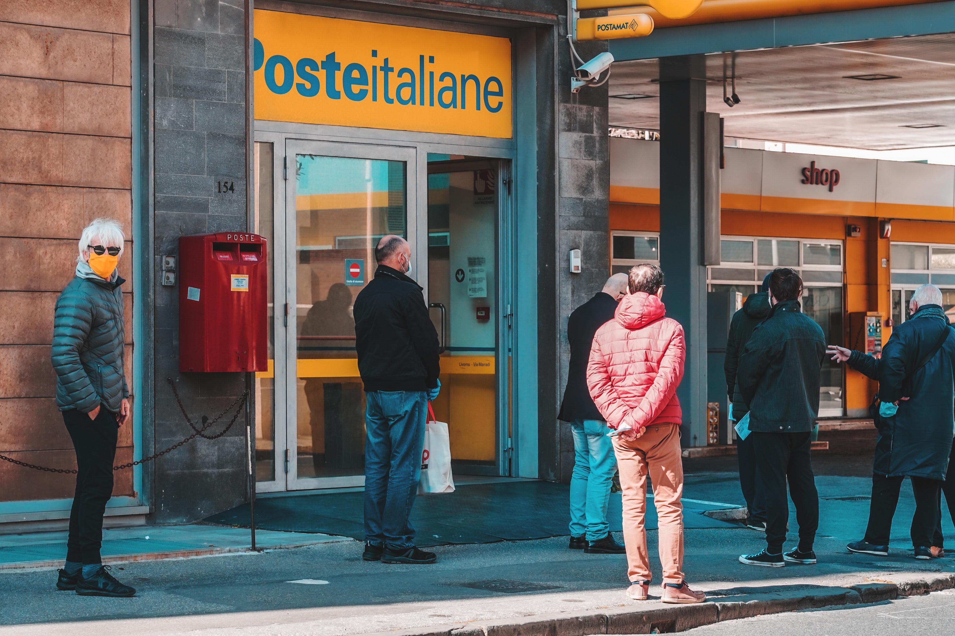 Green pass, caos alle Poste di Lucca per i controlli: «Aggressioni ad addetti e portalettere» 