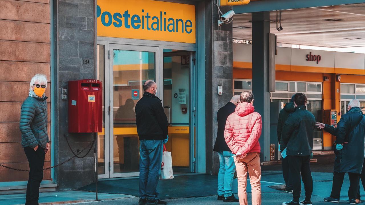 Green pass, caos alle Poste di Lucca per i controlli: «Aggressioni ad addetti e portalettere»