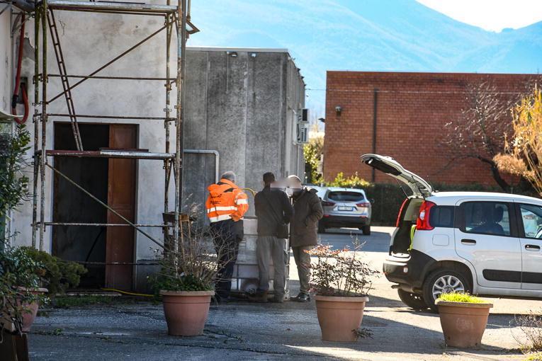 Le immagini del sopralluogo di polizia municipale e Arpat all’ex azienda di vernici alla Santissima Annunziata (Foto Sernacchioli)