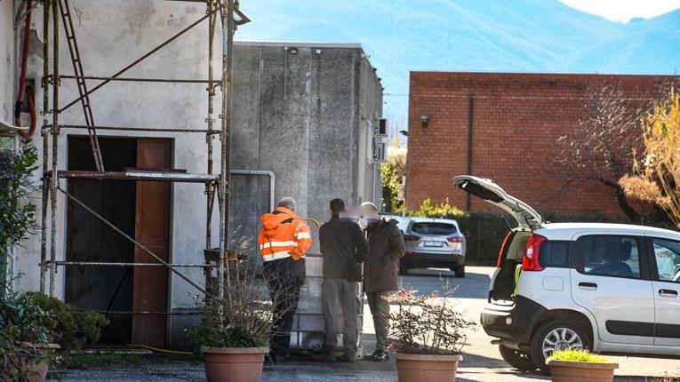 Le immagini del sopralluogo di polizia municipale e Arpat all’ex azienda di vernici alla Santissima Annunziata (Foto Sernacchioli)