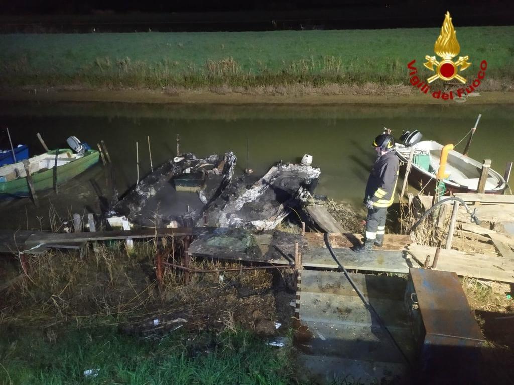 Livorno, a fuoco due barche nel canale dello scolmatore 