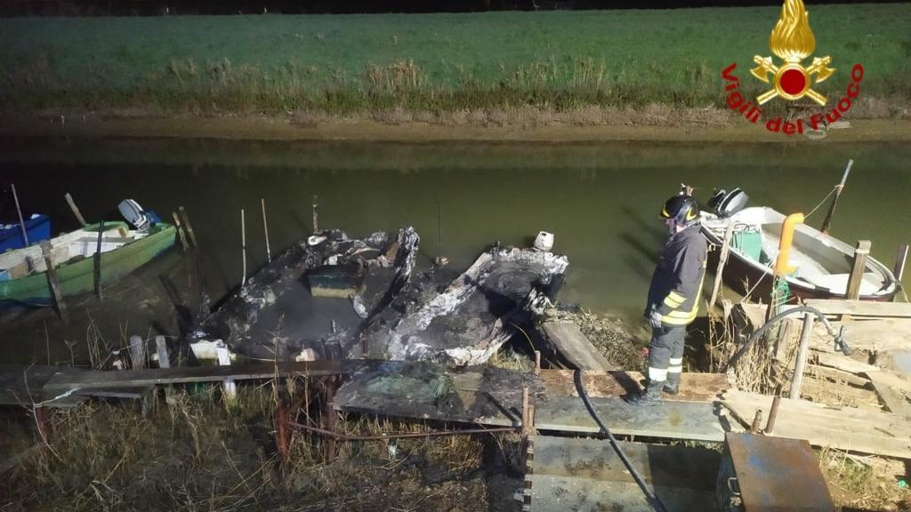 Livorno, a fuoco due barche nel canale dello scolmatore