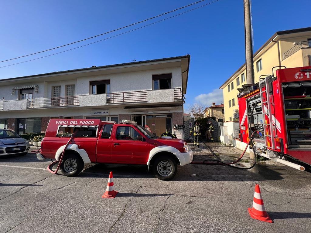 L’intervento dei vigili del fuoco in via della Gronda