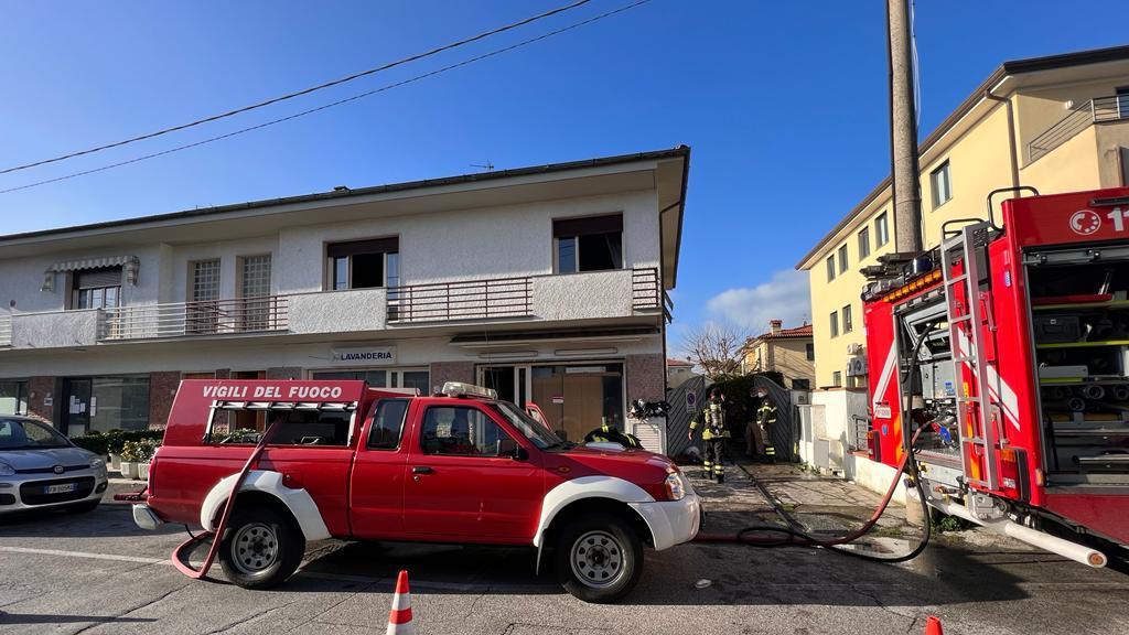 L’intervento dei vigili del fuoco in via della Gronda