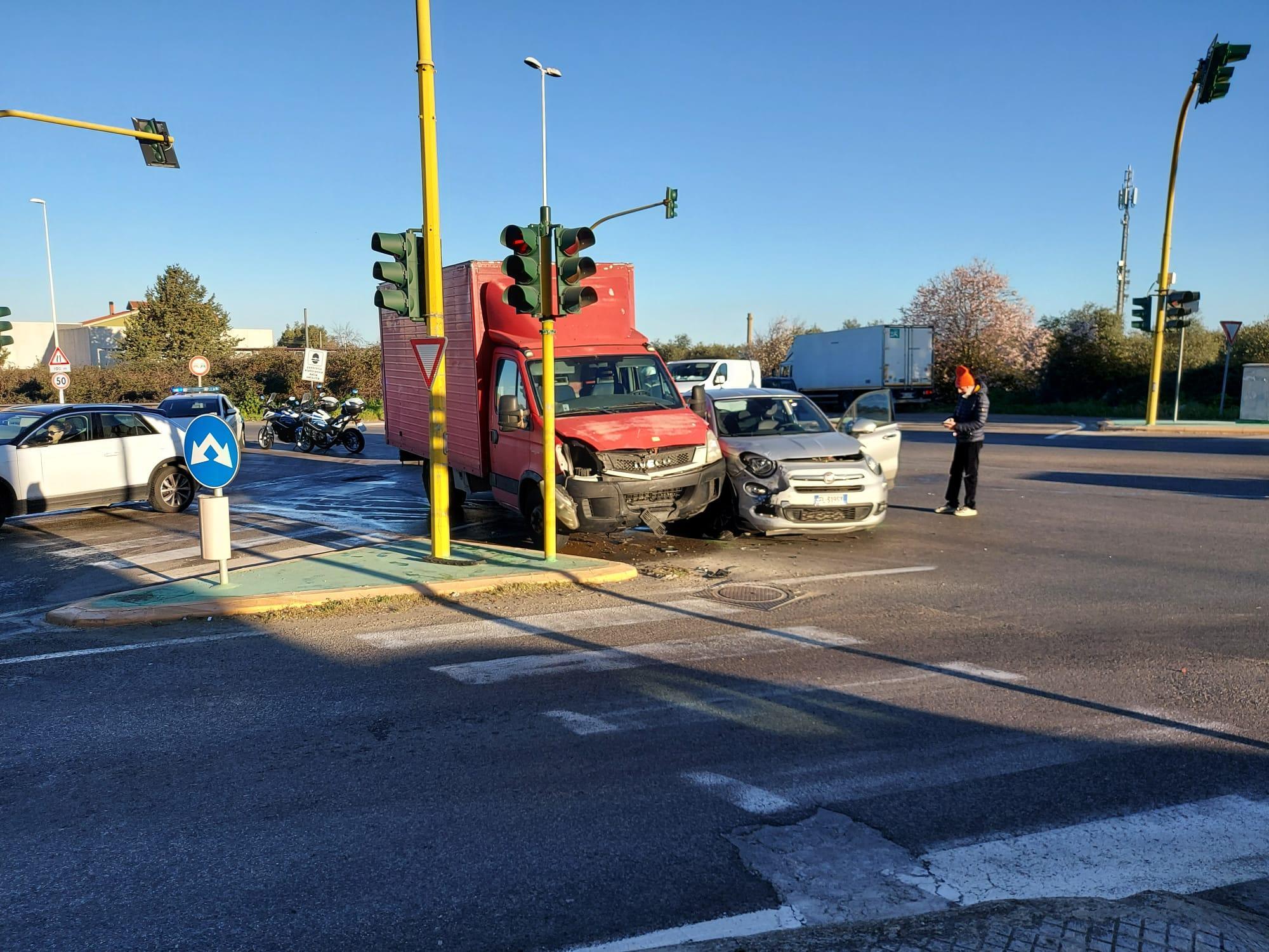 L'incidente al semaforo di Li Punti (foto Ivan Nuvoli)