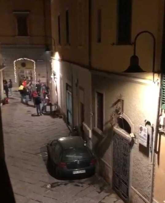 Il caos di venerdì in via Montanara (Frame dal video del residente)