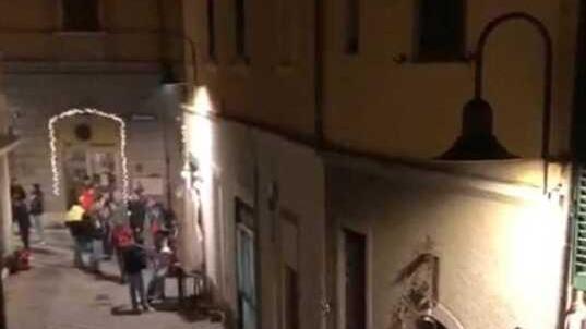 Il caos di venerdì in via Montanara (Frame dal video del residente)