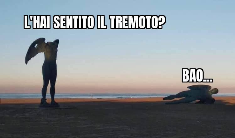 «L’hai sentito il tremoto? Bao». L’autore della foto che spopola sui social: ironia e vernacolo contro la paura