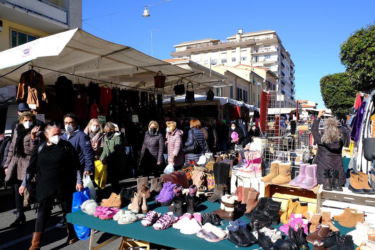 Il mercato settimanale di Cecina