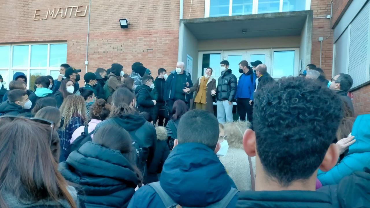 La protesta studentesca andata in scena ieri mattina, martedì 8, all’Istituto Mattei a Rosignano, Isis, Alberghiero e Ipsia. I ragazzi hanno avuto un momento di confronto con la dirigente scolastica Daniela Tramontani che è uscita a parlare con loro