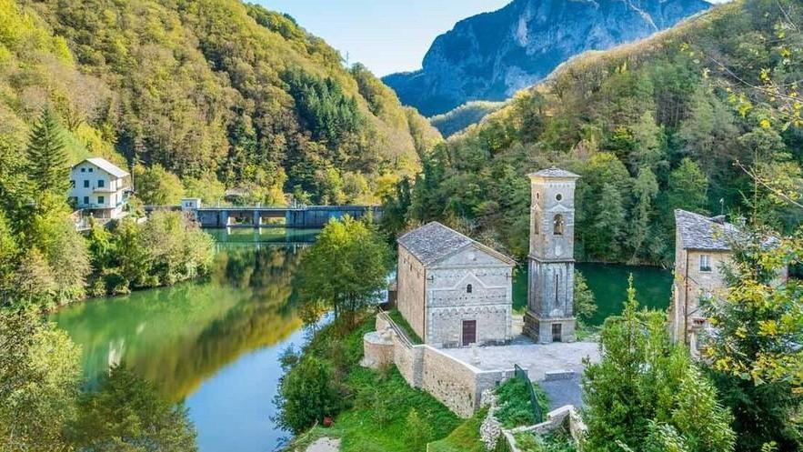 Il borgo di Isola Santa a Careggine, in Garfagnana