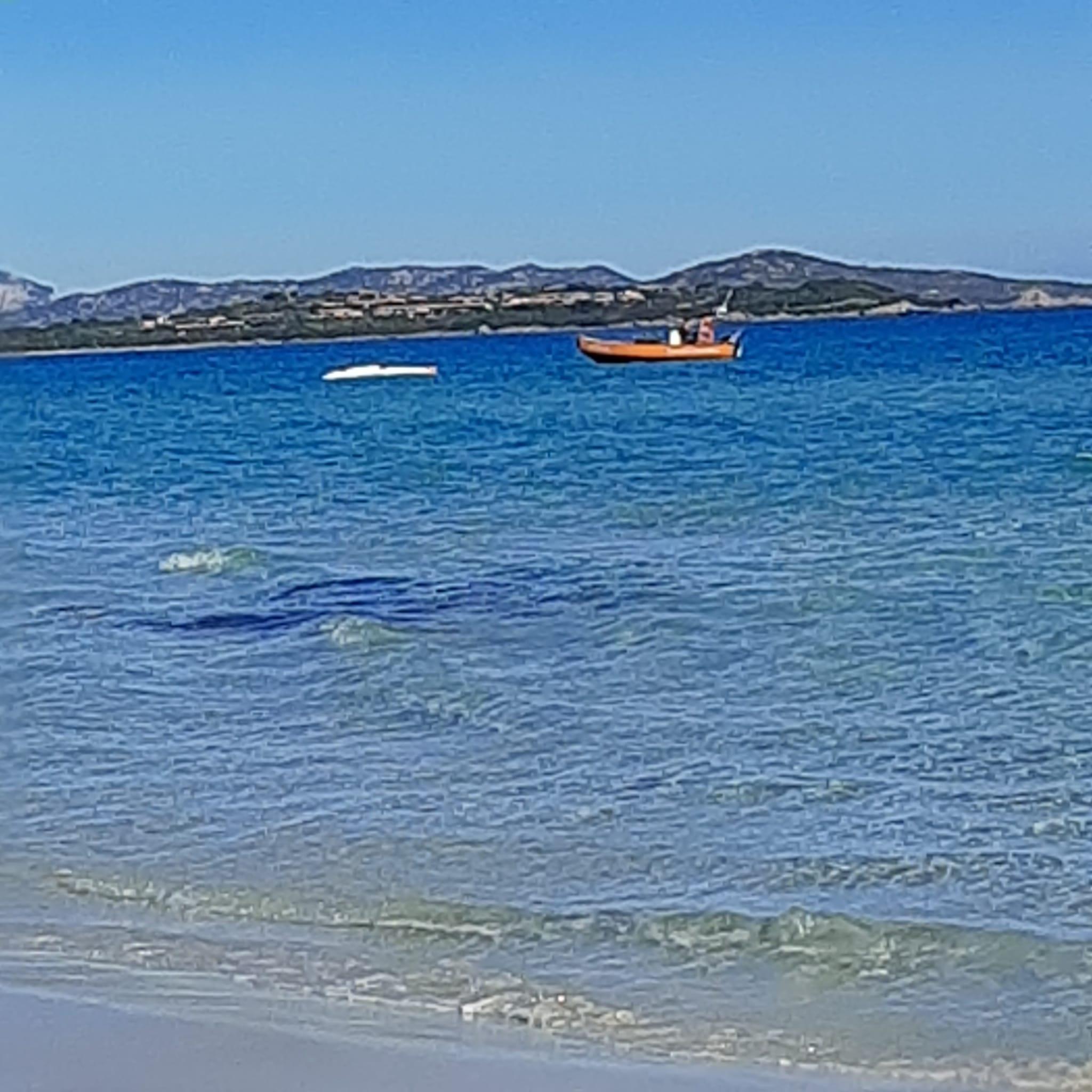 Ultraleggero precipita in mare a San Teodoro: il pilota illeso raggiunge la riva a nuoto