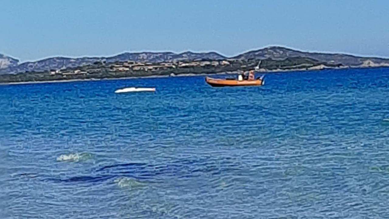 Ultraleggero precipita in mare a San Teodoro: il pilota illeso raggiunge la riva a nuoto