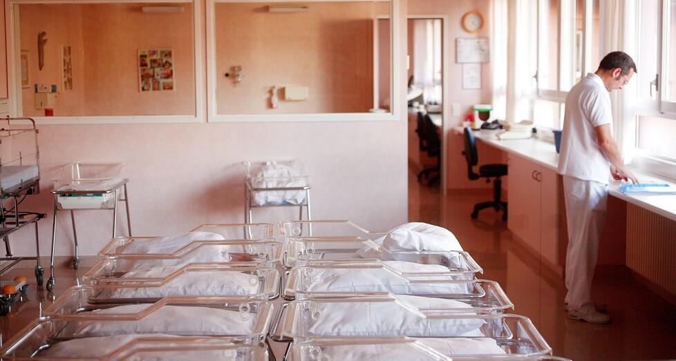 Una nursery: in provincia si fanno sempre meno figli (Foto d’archivio)