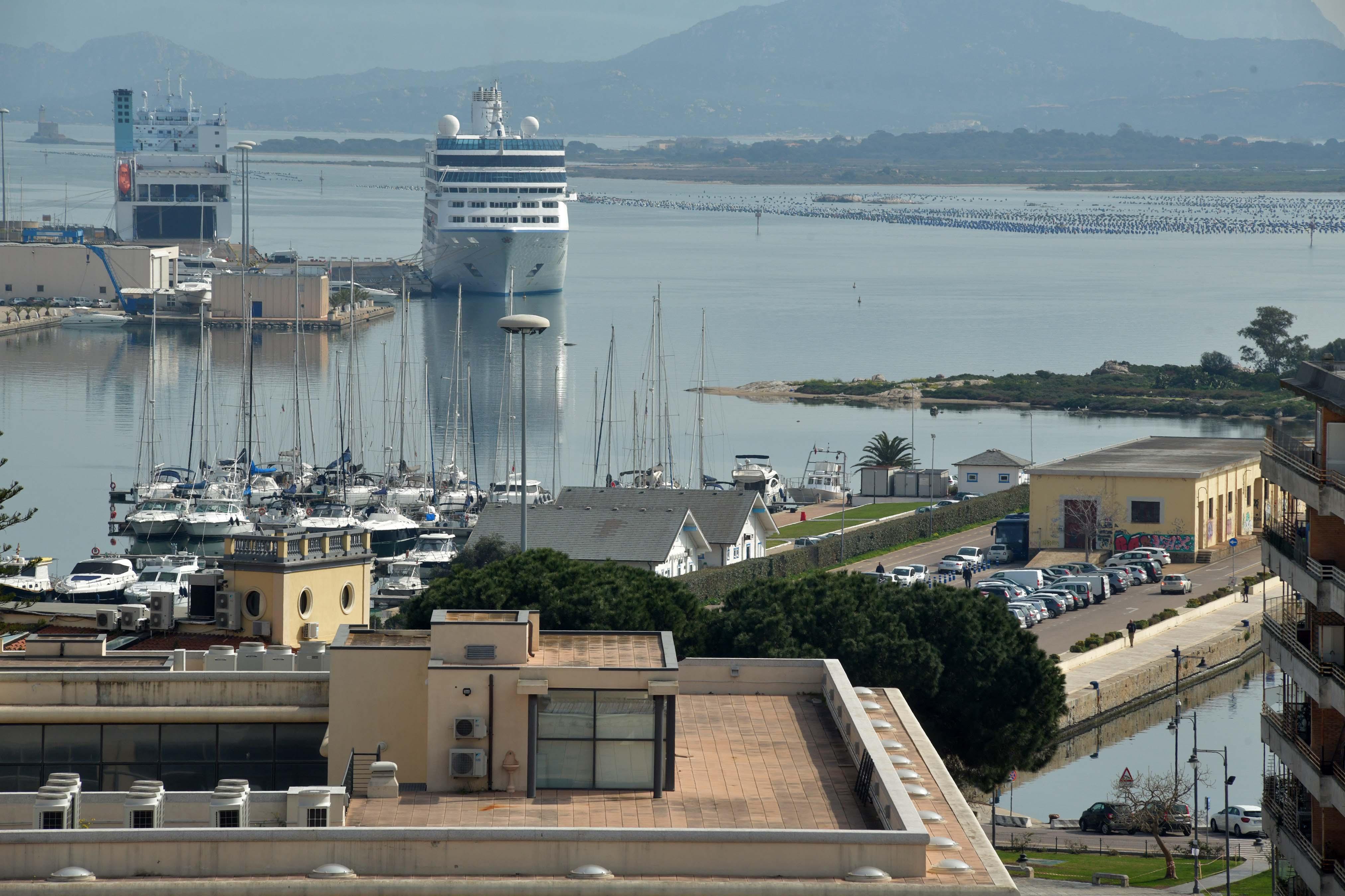 Olbia, cercano di imbarcarsi sul traghetto per Livorno: bloccati tre algerini