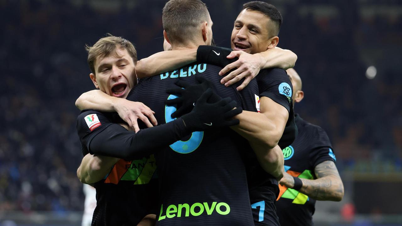 Barella e Sanchez abbracciano Dzeko dopo la rete segnata alla Roma nei quarti di finale di Coppa Italia