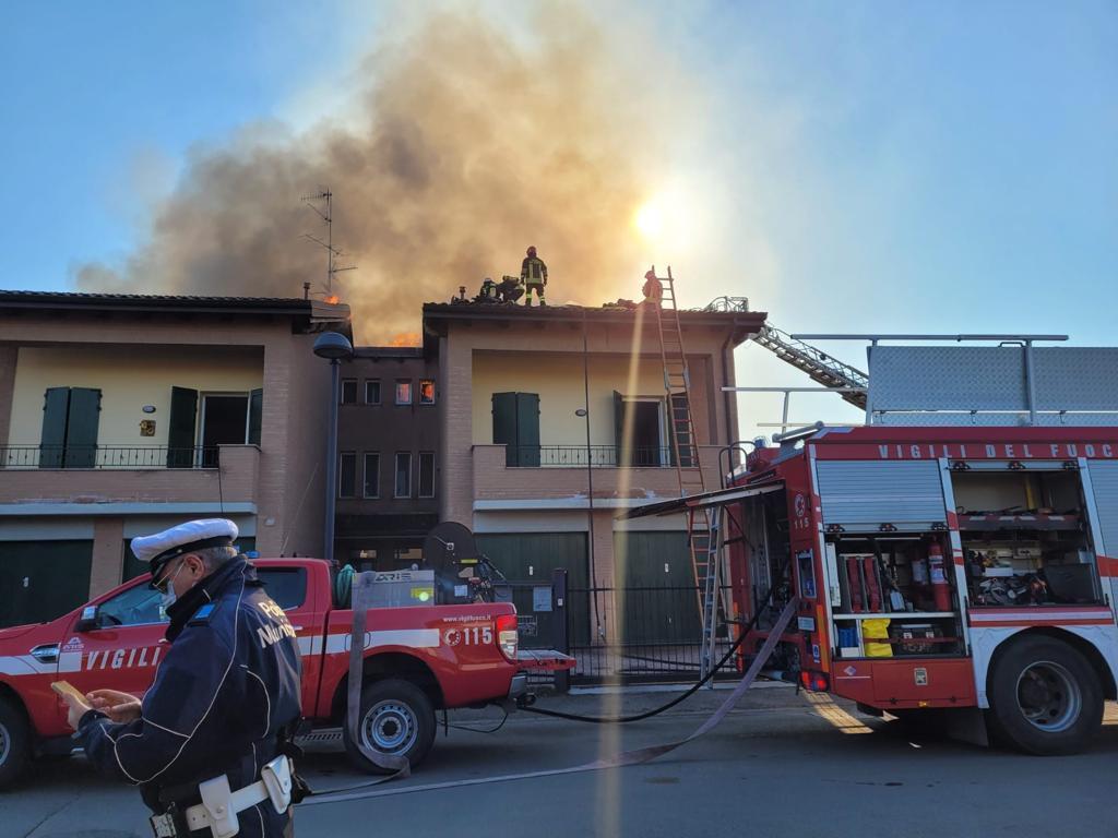 Bibbiano, a fuoco una villetta con quattro appartamenti
