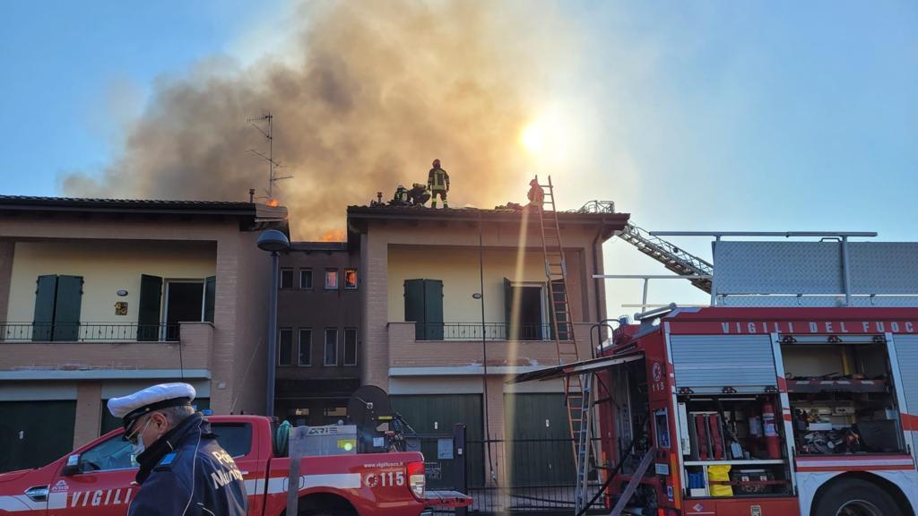 Bibbiano, a fuoco una villetta con quattro appartamenti