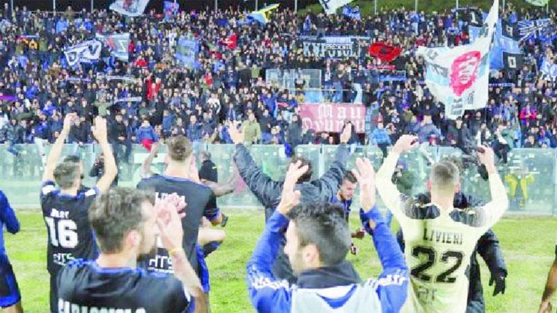I giocatori del Pisa festeggiano la vittoria ottenuta con il Lecce insieme al popolo nerazzurro della curva nord (Foto Fabio Muzzi)