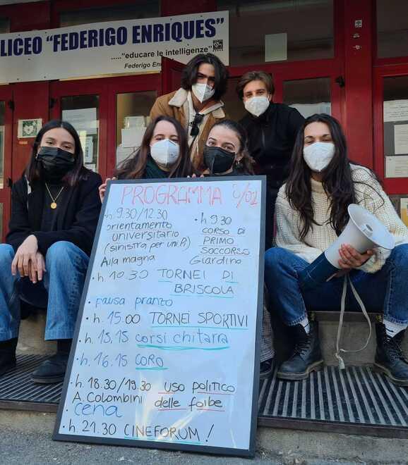 Il programma di ieri all’Enriques occupato (foto Stefanini/Silvi)