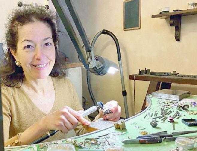 Vania Cenzatti al lavoro nel laboratorio orafo (Foto Franco Silvi)