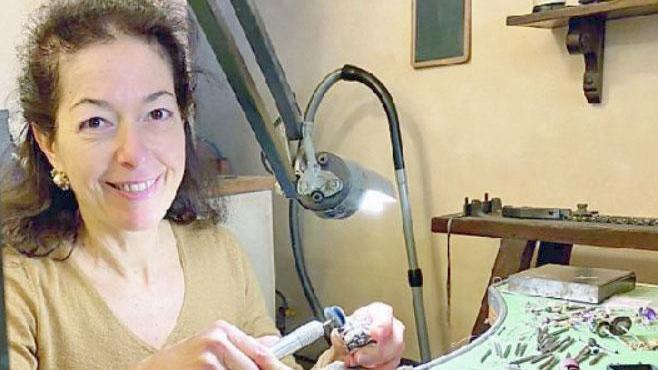 Vania Cenzatti al lavoro nel laboratorio orafo (Foto Franco Silvi)