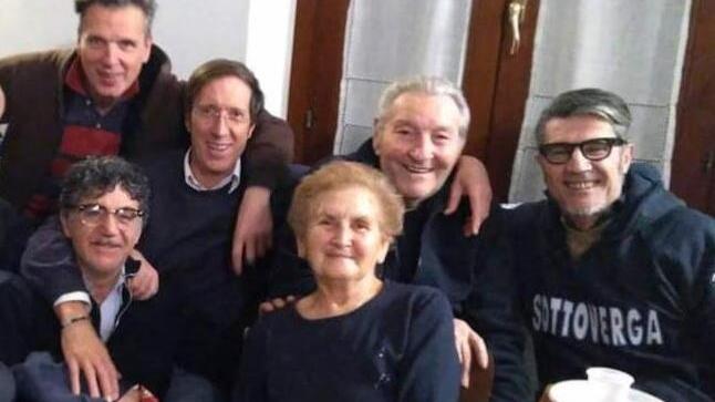 Ido e Diana con alcuni storici clienti del mitico Bar Ilio