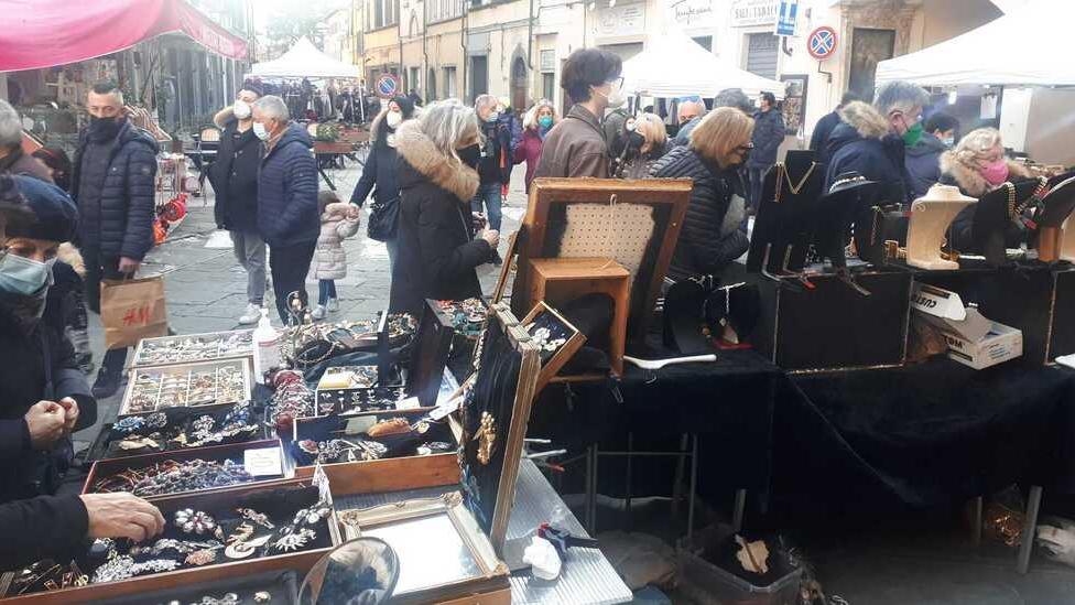 Le bancarelle di Pescia Antiqua nel centro di Pescia