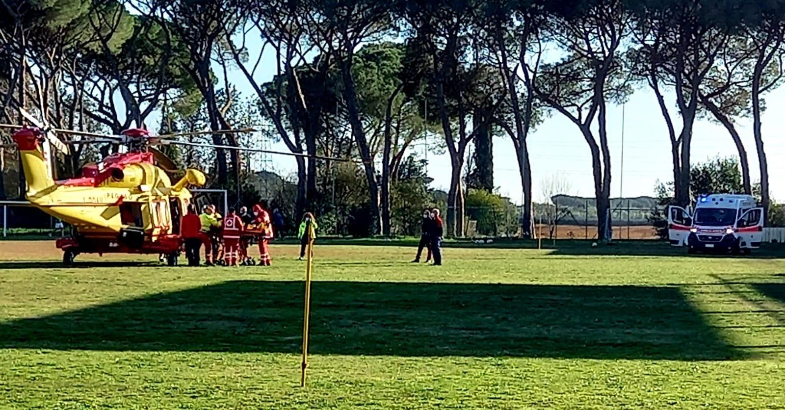 I volontari della Croce Rossa accompagnano l'operaio ferito all'elicottero che lo trasporterà alle Scotte di Siena