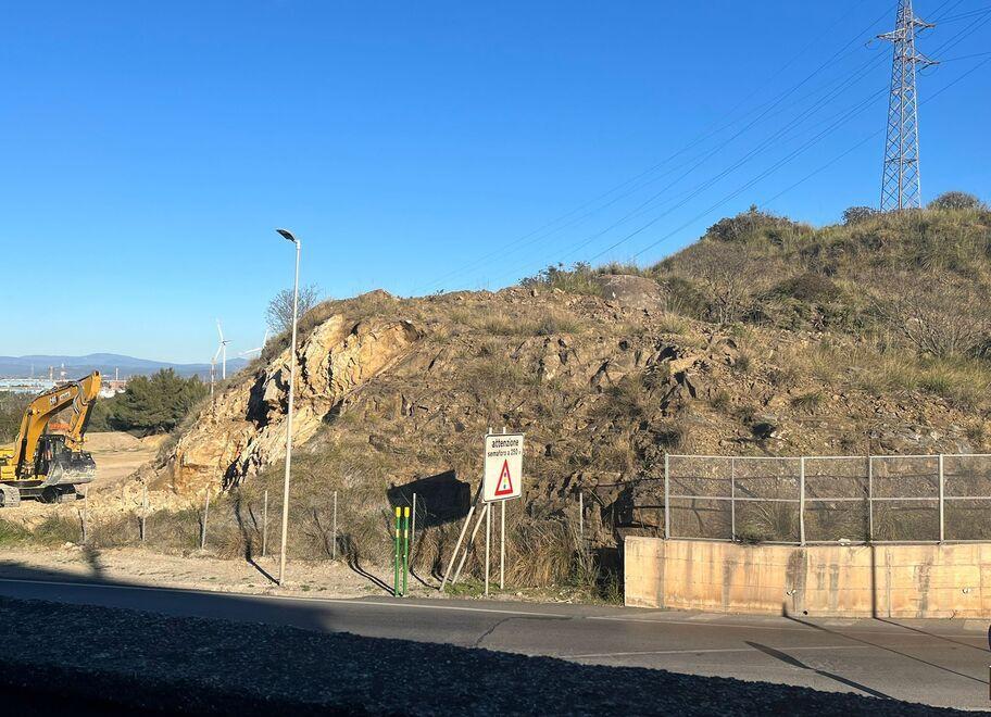 I lavori alla curva del Gagno per la nuova bretella che hanno riportato alla luce uno degli ingressi blindati al rifugio antiaereo dell’Ilva, utilizzato da centinaia di piombinesi per trovare scampo 
durante i bombardamenti