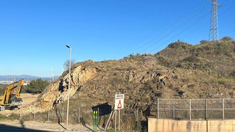 I lavori alla curva del Gagno per la nuova bretella che hanno riportato alla luce uno degli ingressi blindati al rifugio antiaereo dell’Ilva, utilizzato da centinaia di piombinesi per trovare scampo
durante i bombardamenti