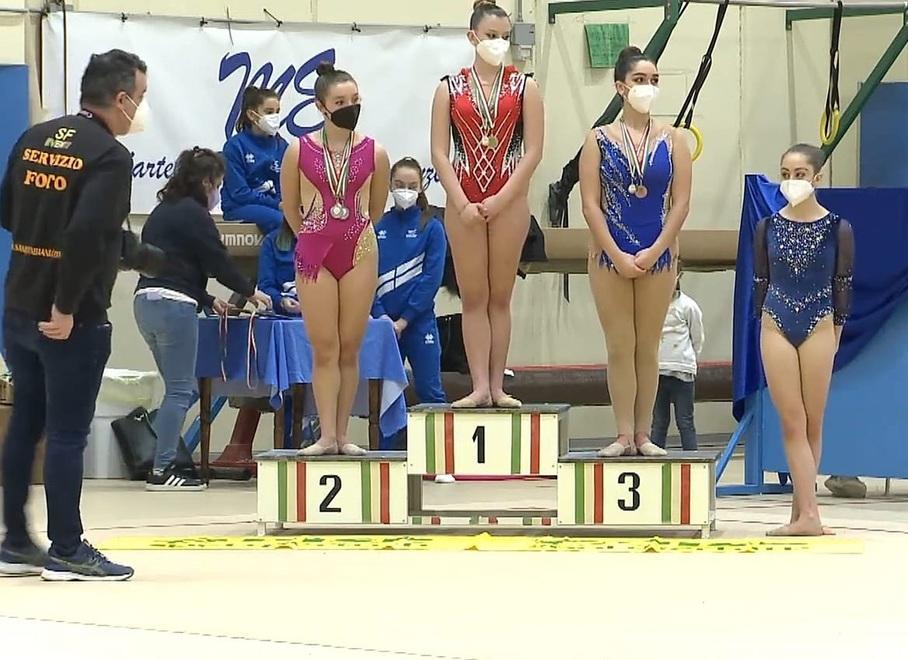 Sul podio, sul gradino più alto c’è Gaia Colombaioni (2006 Terza Senior), prima classifica alle clavette e quinta al cerchio