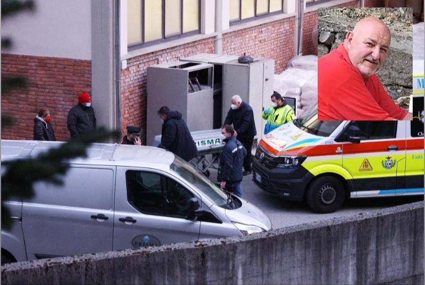 La salma dell'operaio portata via dall'azienda; nel riquadro la vittima (Foto Nucci)