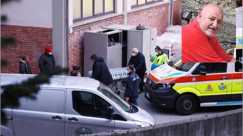 La salma dell'operaio portata via dall'azienda; nel riquadro la vittima (Foto Nucci)